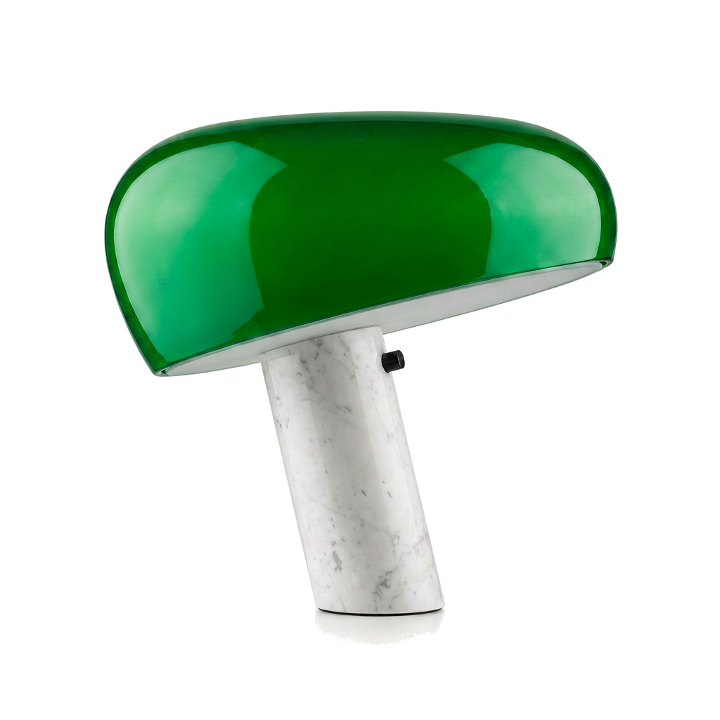 Snoopy Lampa (Smaragdgrön) - högblank emaljerad smaragdgrön kupol och vit Carrara-marmorbas, studiofoto